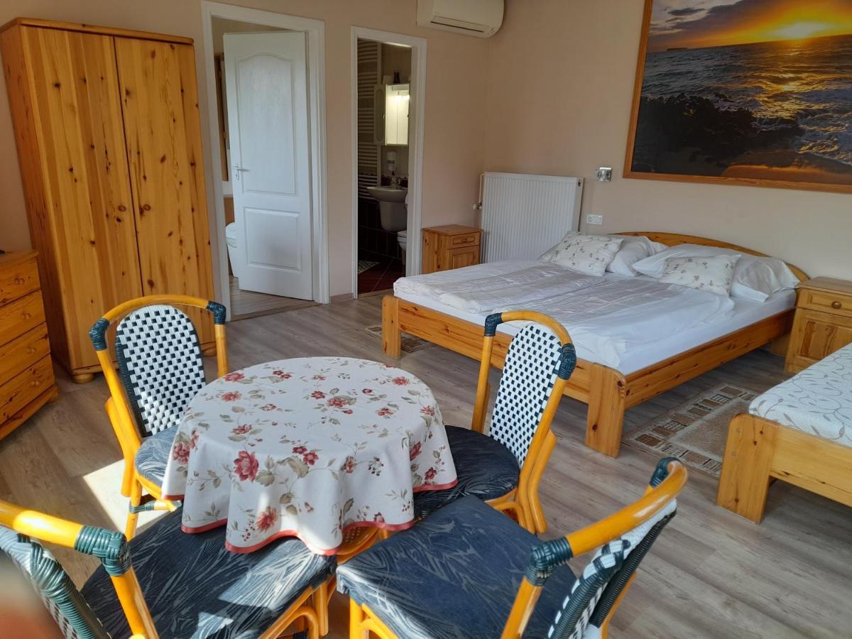 Rozsakert Vendeghaz Bed and Breakfast Szigliget Exteriör bild